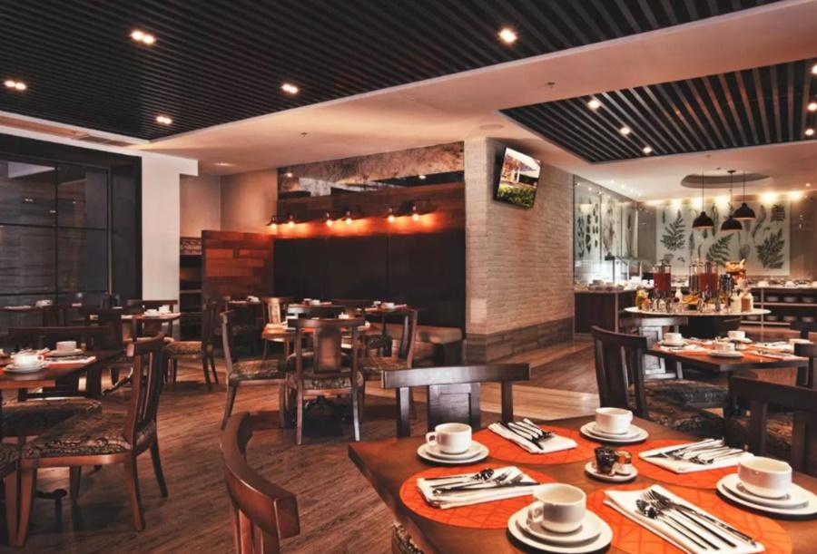 Krystal Grand Suites Insurgentes Ciudad de México Exterior foto The interior of a typical buffet restaurant