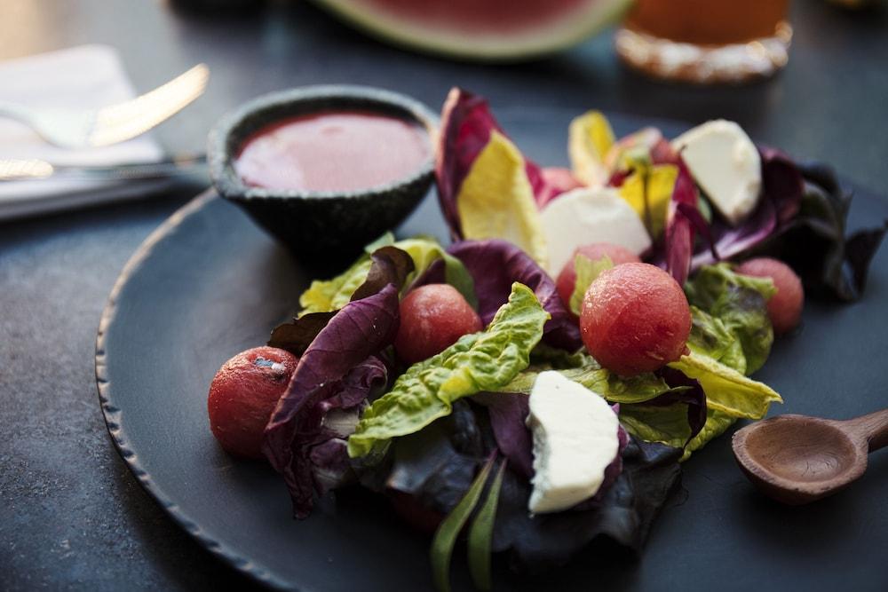 Krystal Grand Suites Insurgentes Ciudad de México Exterior foto A salad with a pomegranate vinaigrette