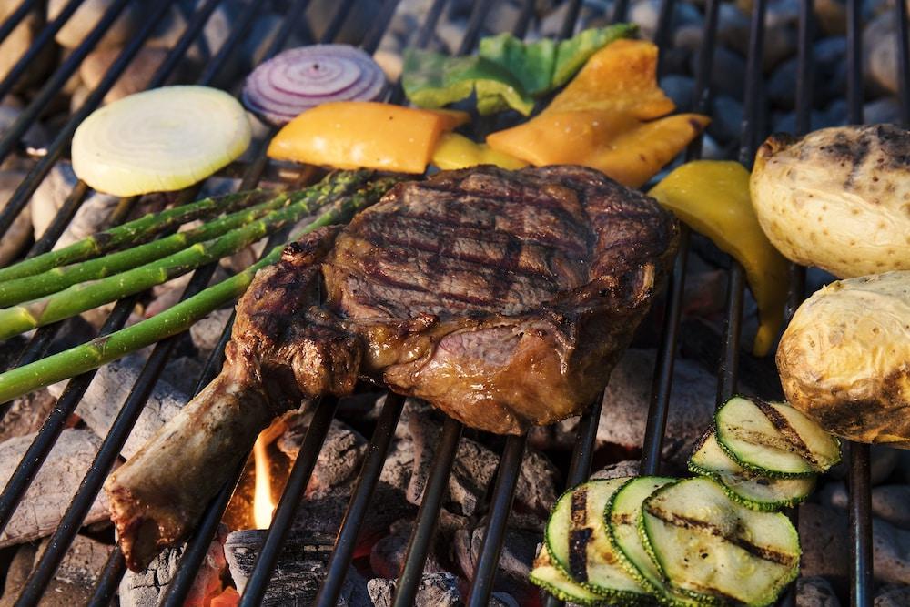 Krystal Grand Suites Insurgentes Ciudad de México Exterior foto A steak and vegetables being grilled